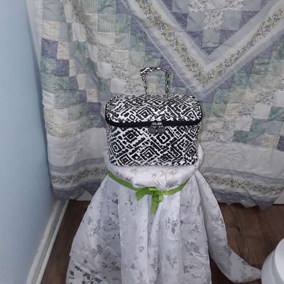 Train Case - Picture 3 of 6